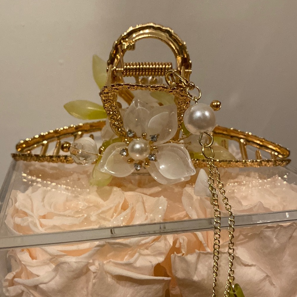 Hair claw clip with flower and leaf tassel